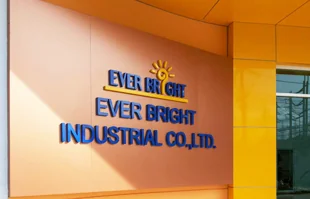 ป้ายตัวอักษรหน้าทางเข้า EVERBRIGHT ระยอง